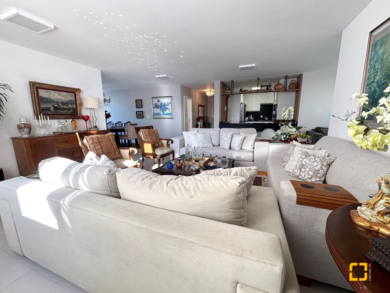 Apartamento com 202m², 7 quartos (sendo 3 suítes), 2 garagens, no bairro Centro em Florianópolis