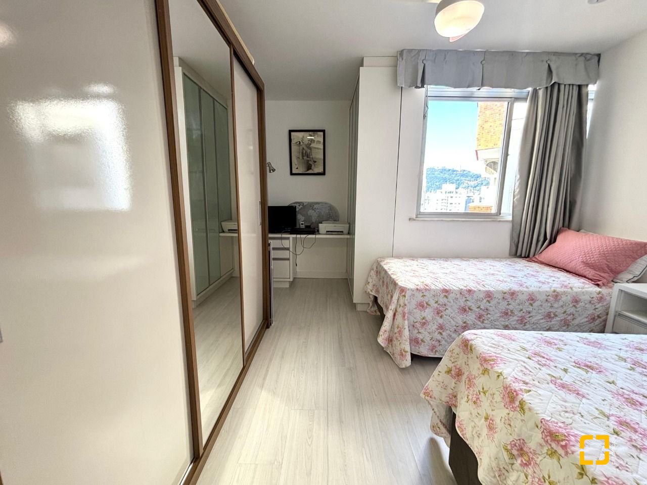 Apartamento com 202m², 7 quartos (sendo 3 suítes), 2 garagens, no bairro Centro em Florianópolis