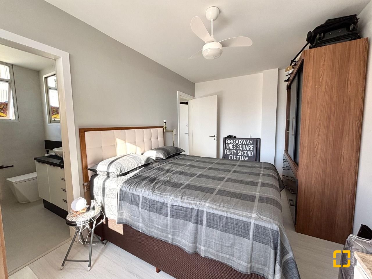 Apartamento com 202m², 7 quartos (sendo 3 suítes), 2 garagens, no bairro Centro em Florianópolis