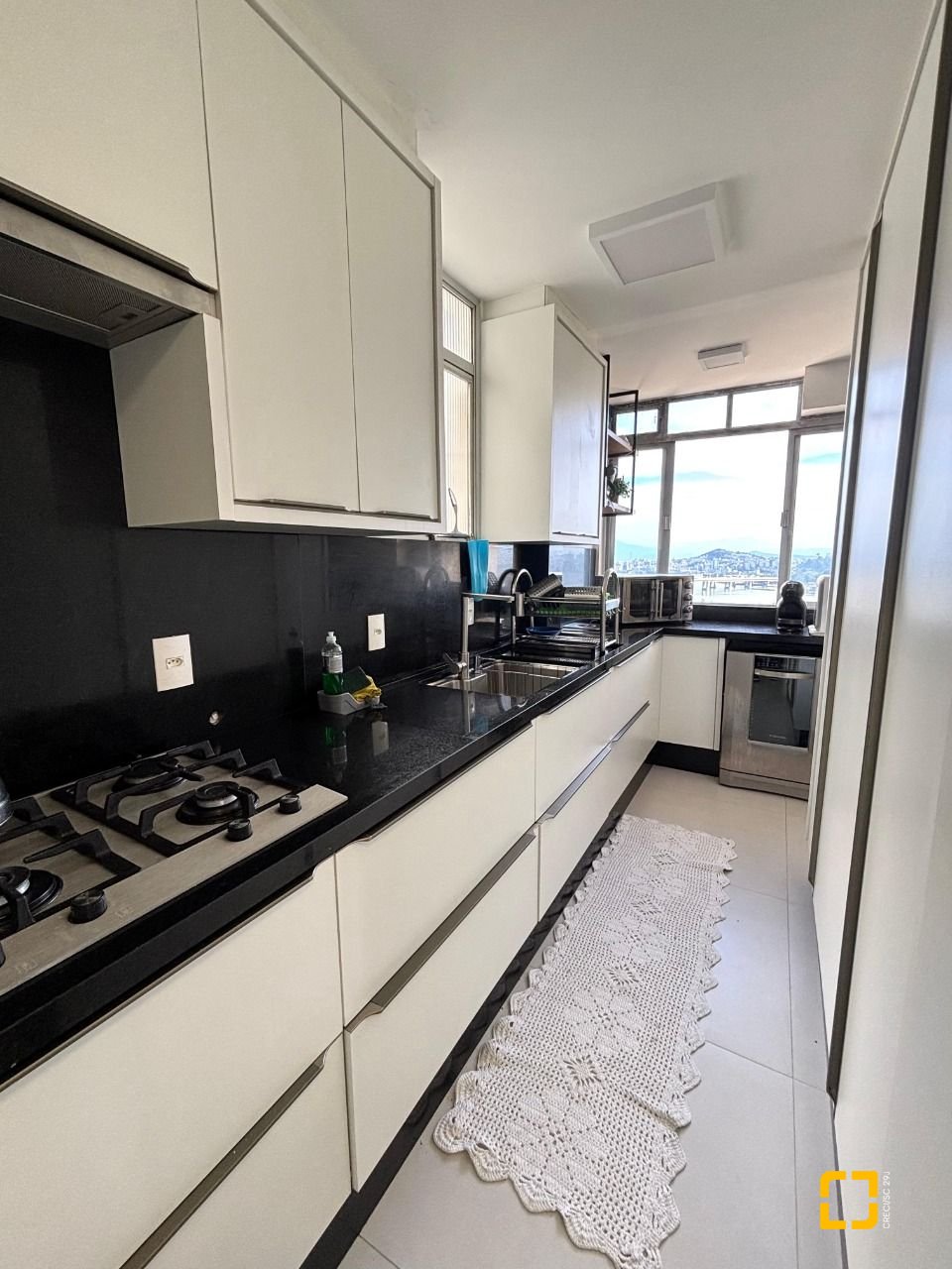 Apartamento com 202m², 7 quartos (sendo 3 suítes), 2 garagens, no bairro Centro em Florianópolis