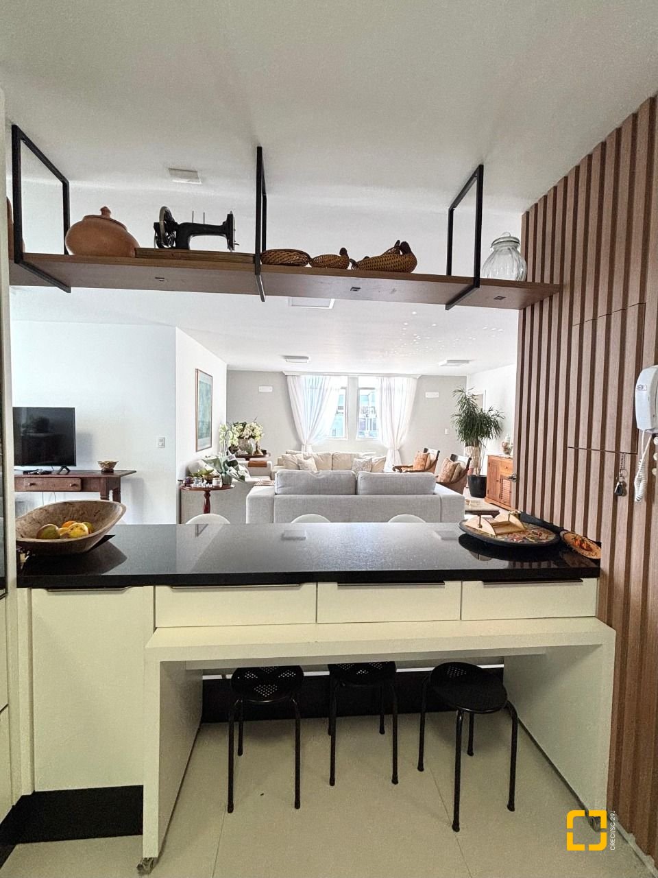 Apartamento com 202m², 7 quartos (sendo 3 suítes), 2 garagens, no bairro Centro em Florianópolis