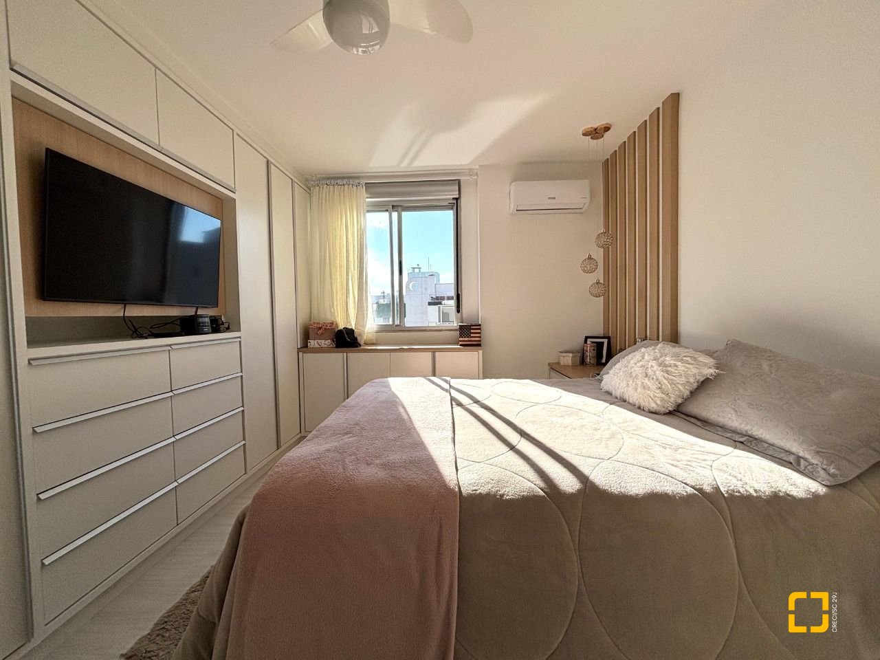 Apartamento com 202m², 7 quartos (sendo 3 suítes), 2 garagens, no bairro Centro em Florianópolis
