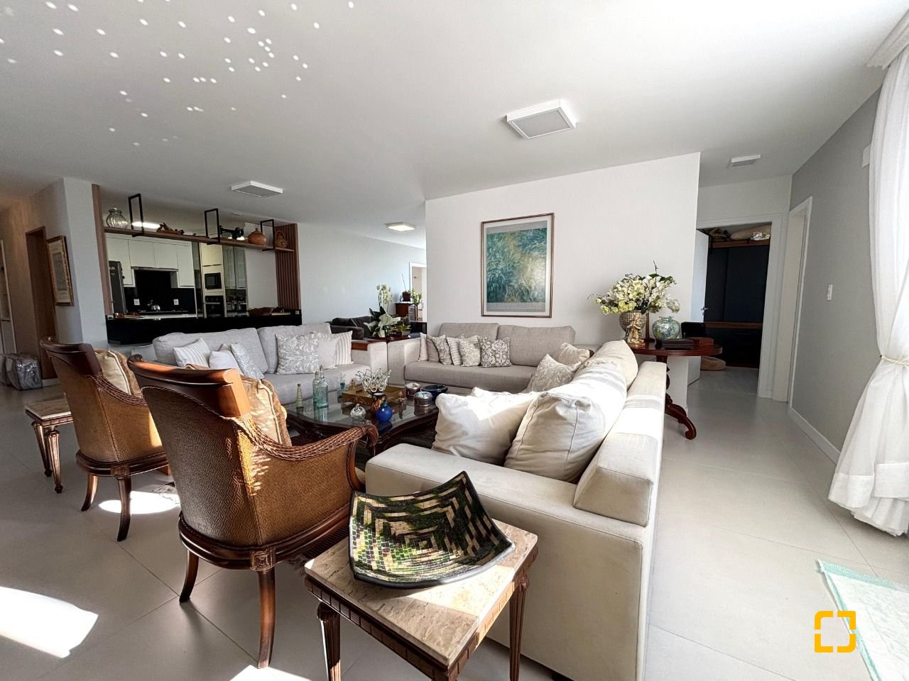 Apartamento com 202m², 7 quartos (sendo 3 suítes), 2 garagens, no bairro Centro em Florianópolis