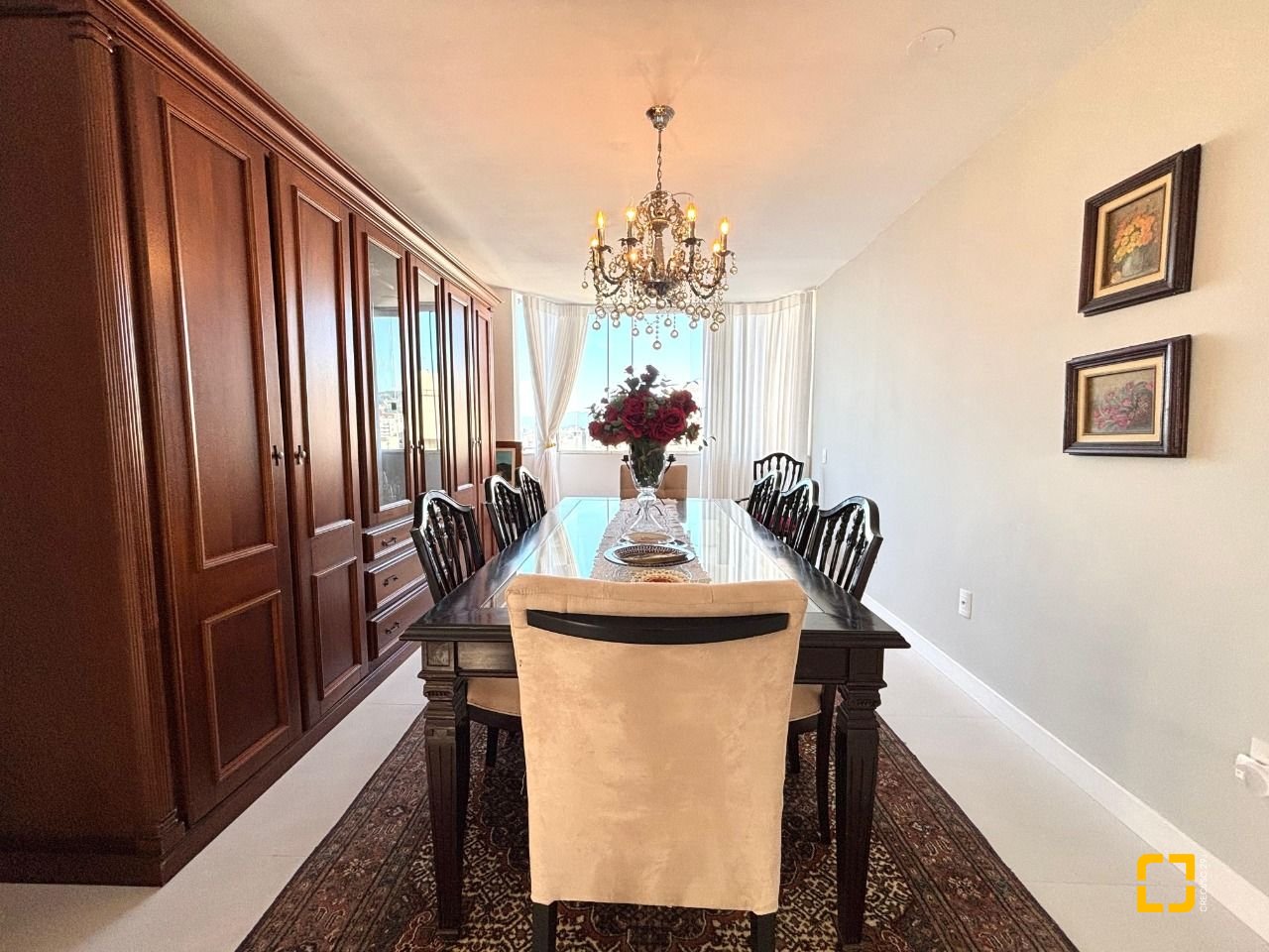 Apartamento com 202m², 7 quartos (sendo 3 suítes), 2 garagens, no bairro Centro em Florianópolis