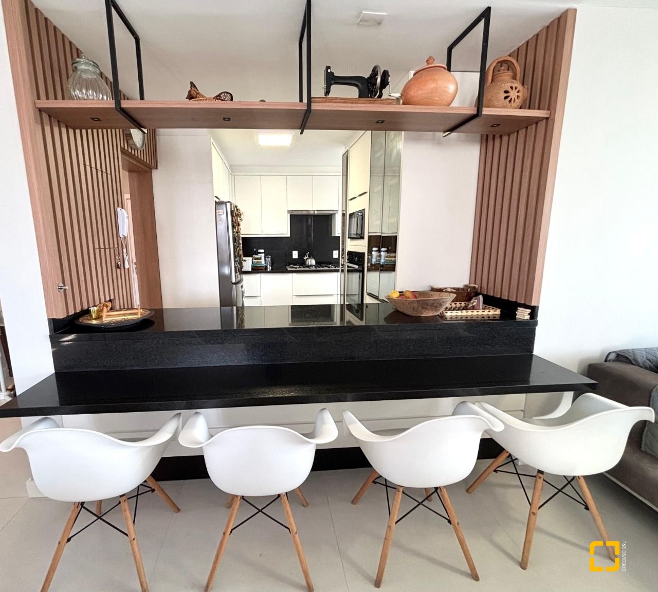 Apartamento com 202m², 7 quartos (sendo 3 suítes), 2 garagens, no bairro Centro em Florianópolis