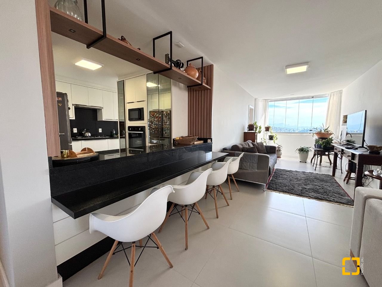 Apartamento com 202m², 7 quartos (sendo 3 suítes), 2 garagens, no bairro Centro em Florianópolis