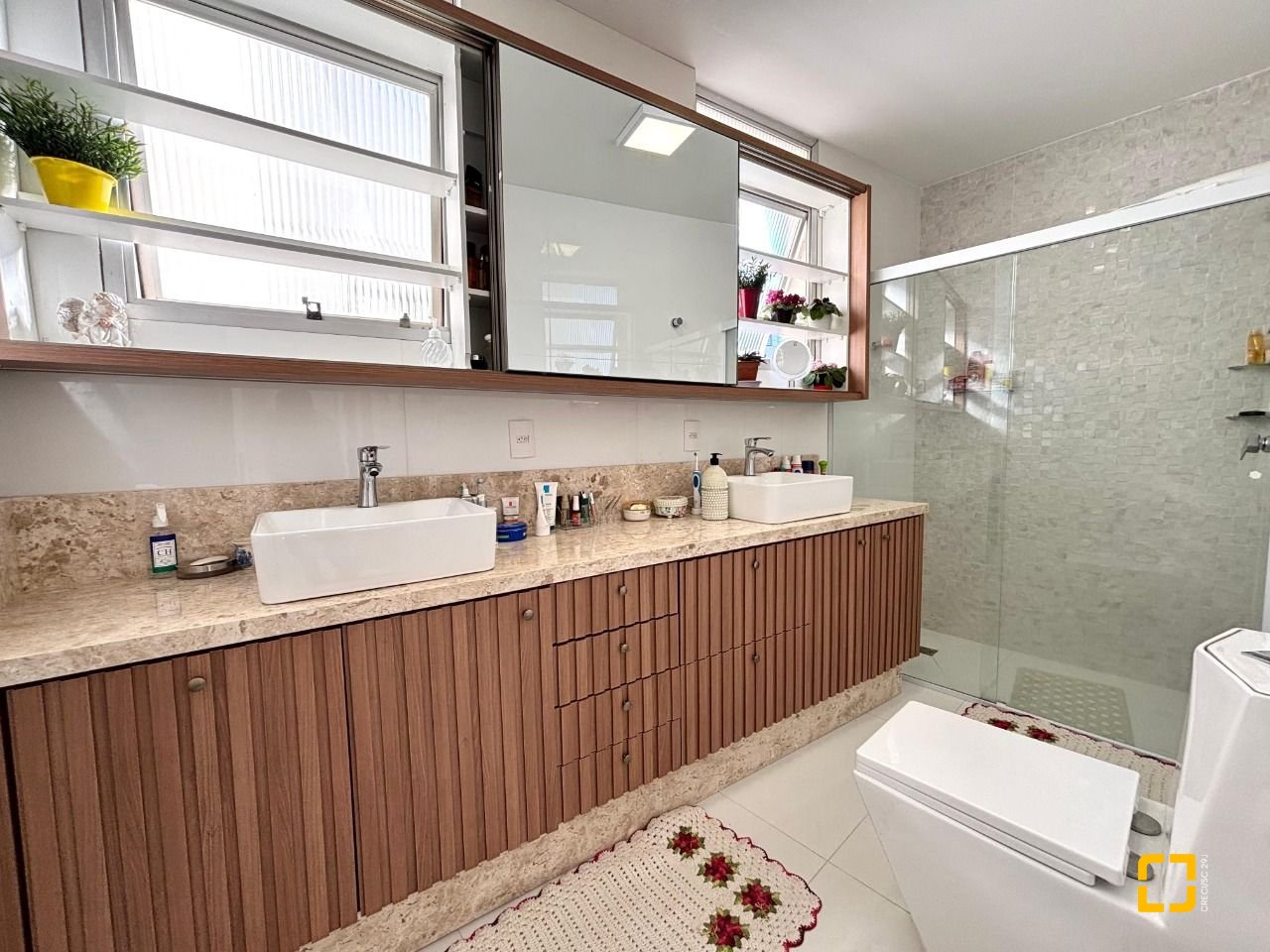 Apartamento com 202m², 7 quartos (sendo 3 suítes), 2 garagens, no bairro Centro em Florianópolis