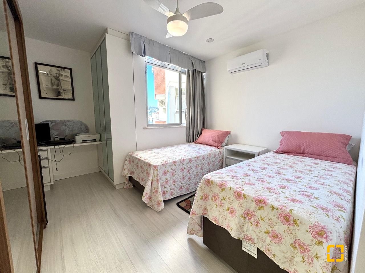 Apartamento com 202m², 7 quartos (sendo 3 suítes), 2 garagens, no bairro Centro em Florianópolis