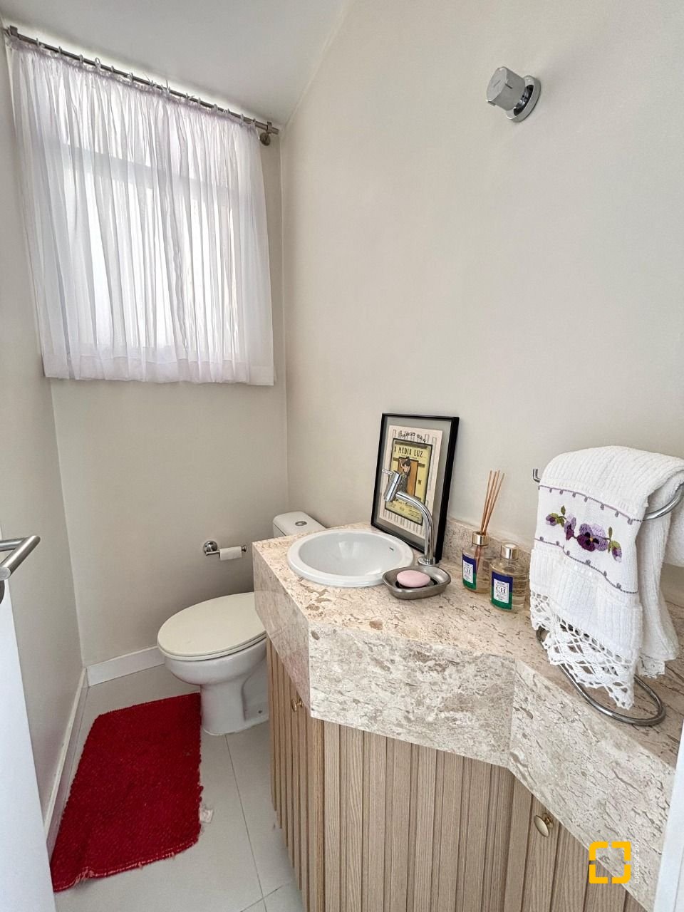 Apartamento com 202m², 7 quartos (sendo 3 suítes), 2 garagens, no bairro Centro em Florianópolis