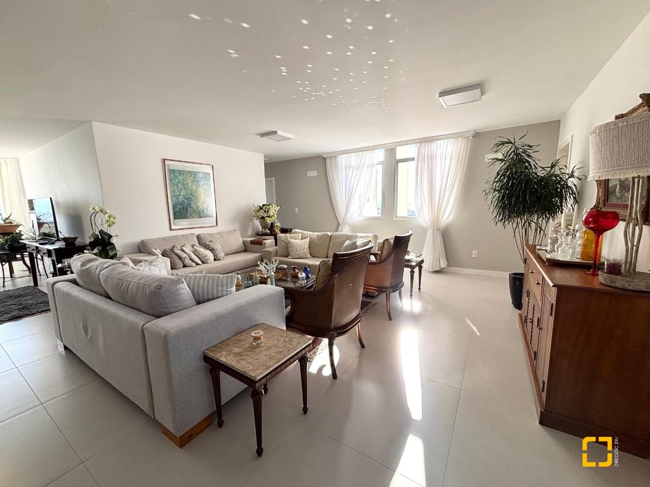 Apartamento com 202m², 7 quartos (sendo 3 suítes), 2 garagens, no bairro Centro em Florianópolis
