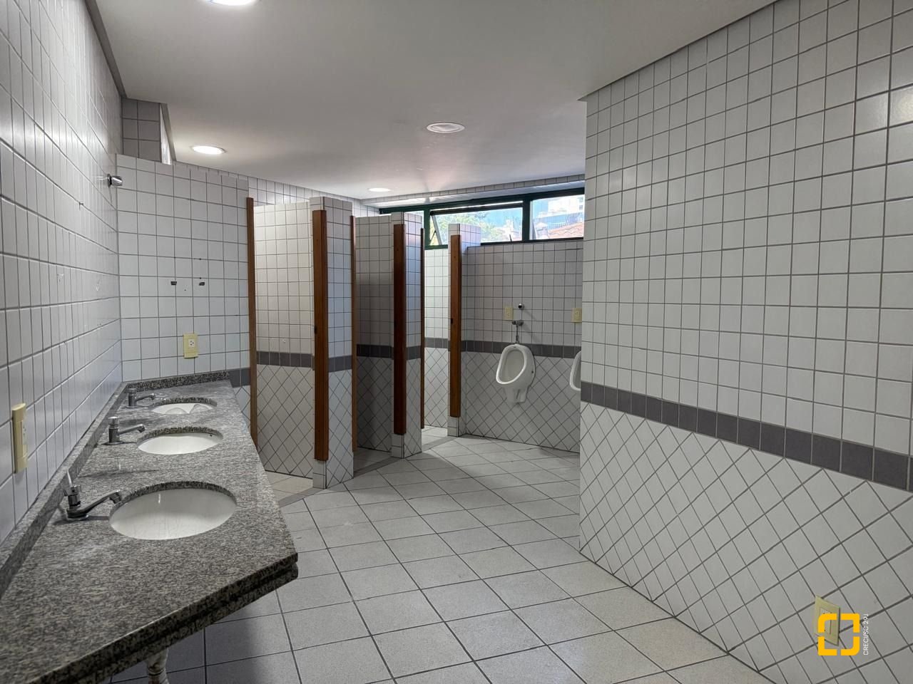 Sala com 531m², 5 garagens, no bairro Centro em Florianópolis