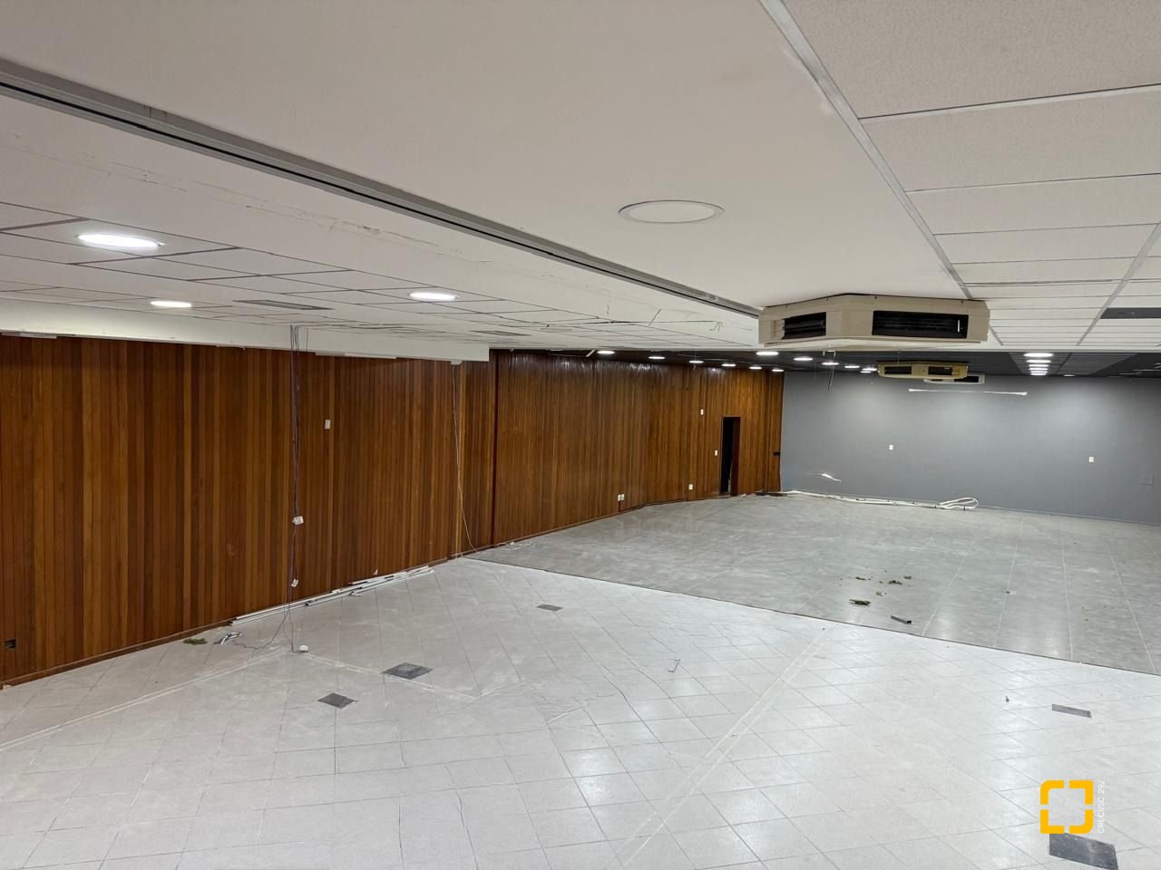 Sala com 531m², 5 garagens, no bairro Centro em Florianópolis
