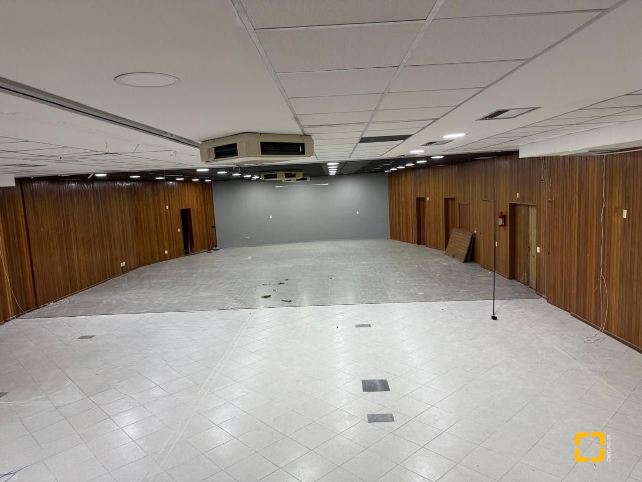 Sala com 531m², 5 garagens, no bairro Centro em Florianópolis