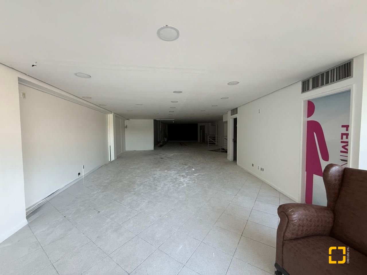 Sala com 531m², 5 garagens, no bairro Centro em Florianópolis