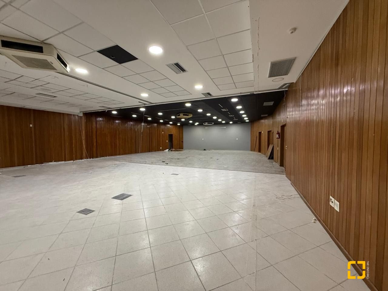 Sala com 531m², 5 garagens, no bairro Centro em Florianópolis