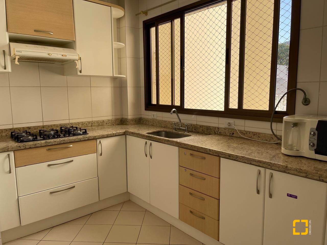 Apartamento com 107m², 4 quartos (sendo 1 suíte), 1 garagem, no bairro Centro em Florianópolis