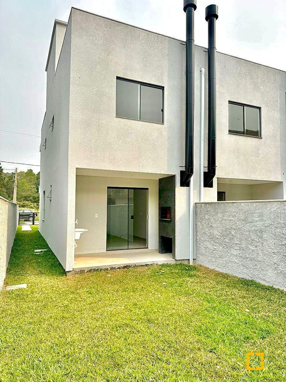 Casa com 117m², 2 quartos (sendo 2 suítes), 2 garagens, no bairro Ingleses do Rio Vermelho em Florianópolis