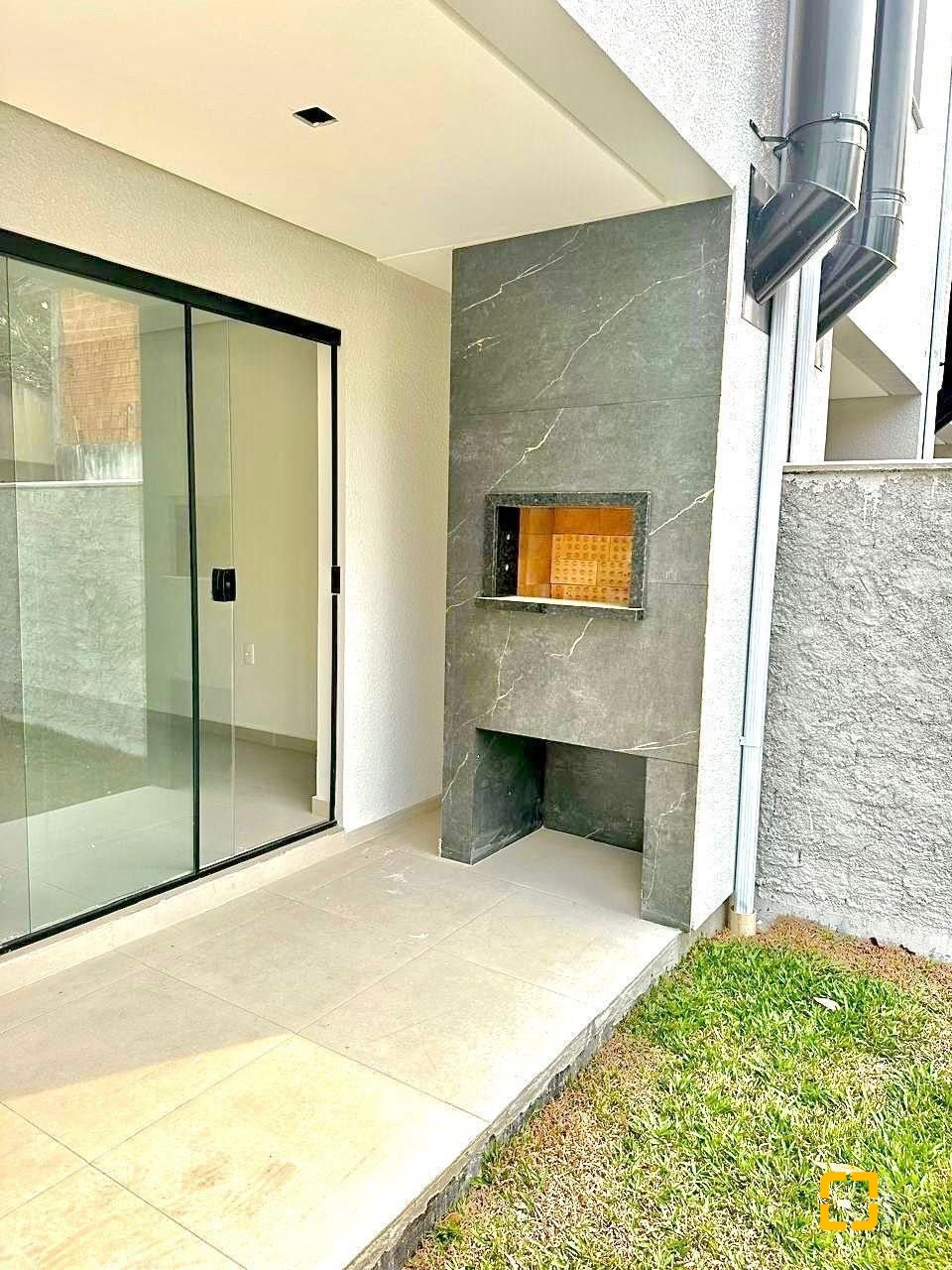 Casa com 117m², 2 quartos (sendo 2 suítes), 2 garagens, no bairro Ingleses do Rio Vermelho em Florianópolis