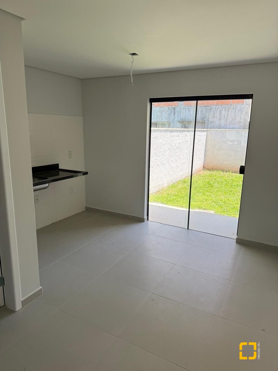 Casa com 117m², 2 quartos (sendo 2 suítes), 2 garagens, no bairro Ingleses do Rio Vermelho em Florianópolis