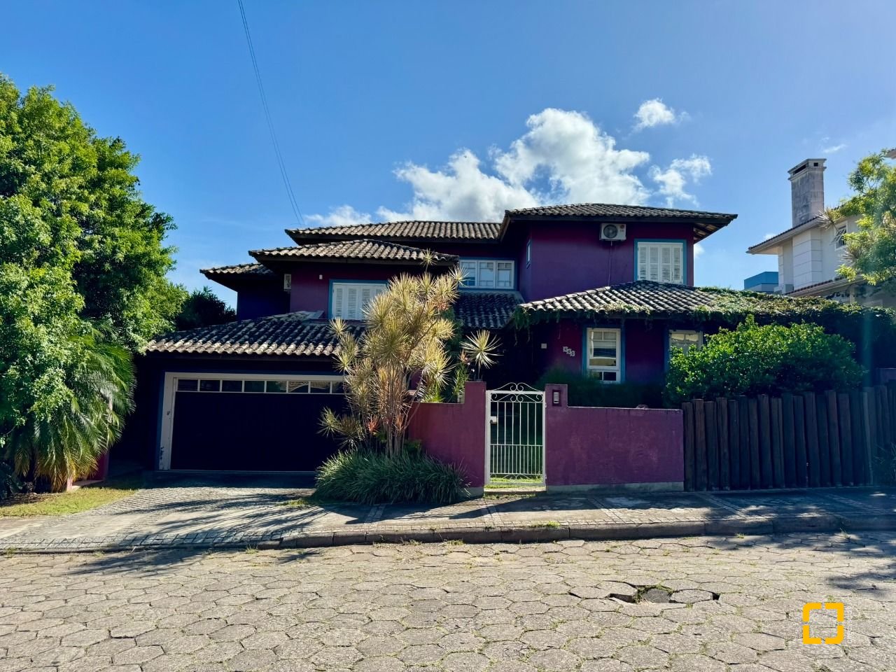 Casa com 378m², 7 quartos (sendo 3 suítes), 3 garagens, no bairro Lagoa da Conceição em Florianópolis