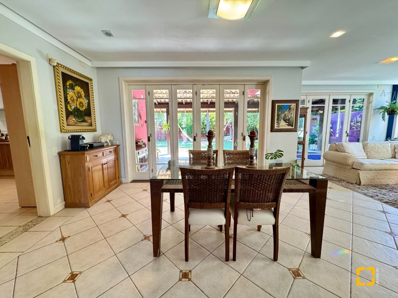 Casa com 378m², 7 quartos (sendo 3 suítes), 3 garagens, no bairro Lagoa da Conceição em Florianópolis