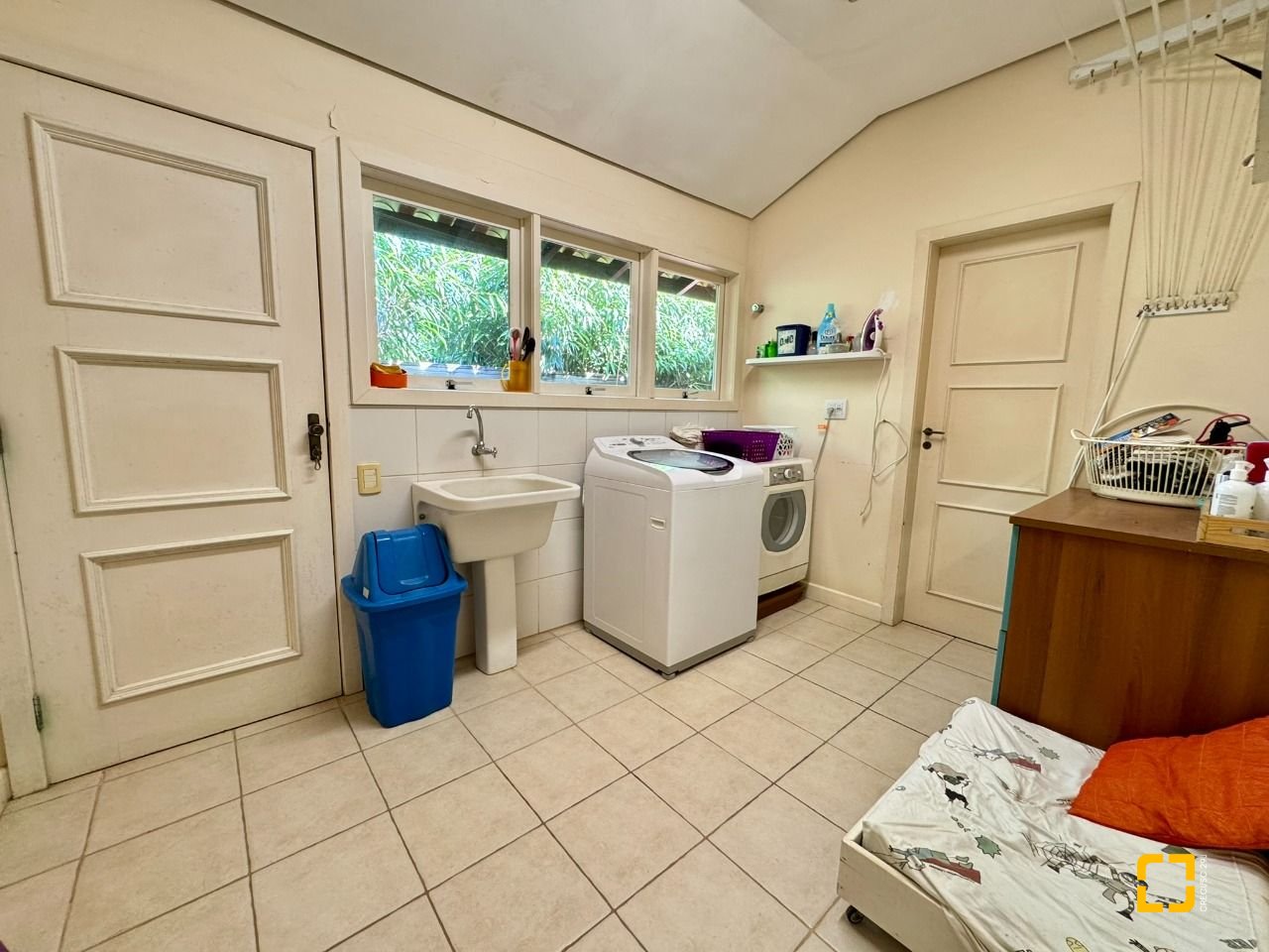 Casa com 378m², 7 quartos (sendo 3 suítes), 3 garagens, no bairro Lagoa da Conceição em Florianópolis