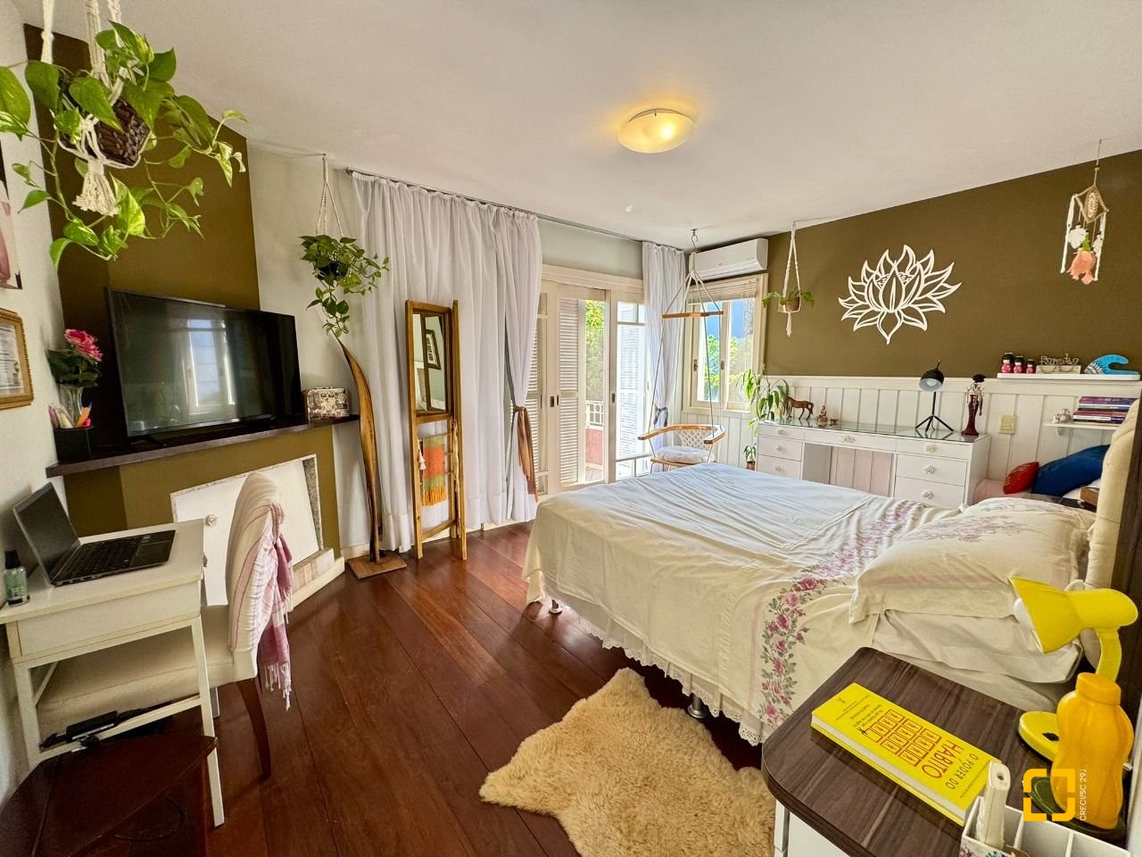 Casa com 378m², 7 quartos (sendo 3 suítes), 3 garagens, no bairro Lagoa da Conceição em Florianópolis