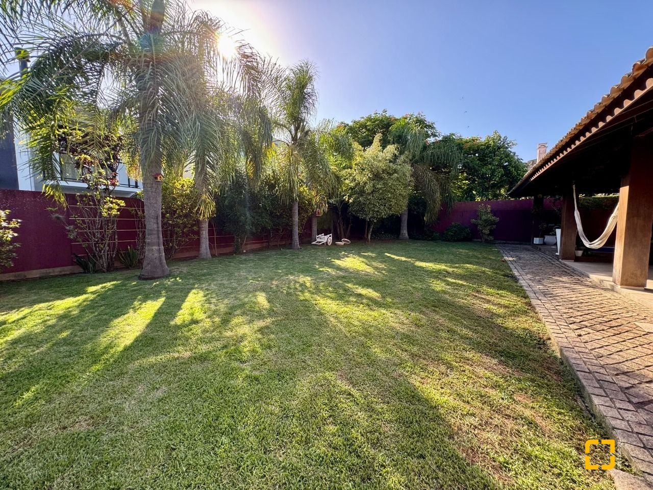 Casa com 378m², 7 quartos (sendo 3 suítes), 3 garagens, no bairro Lagoa da Conceição em Florianópolis