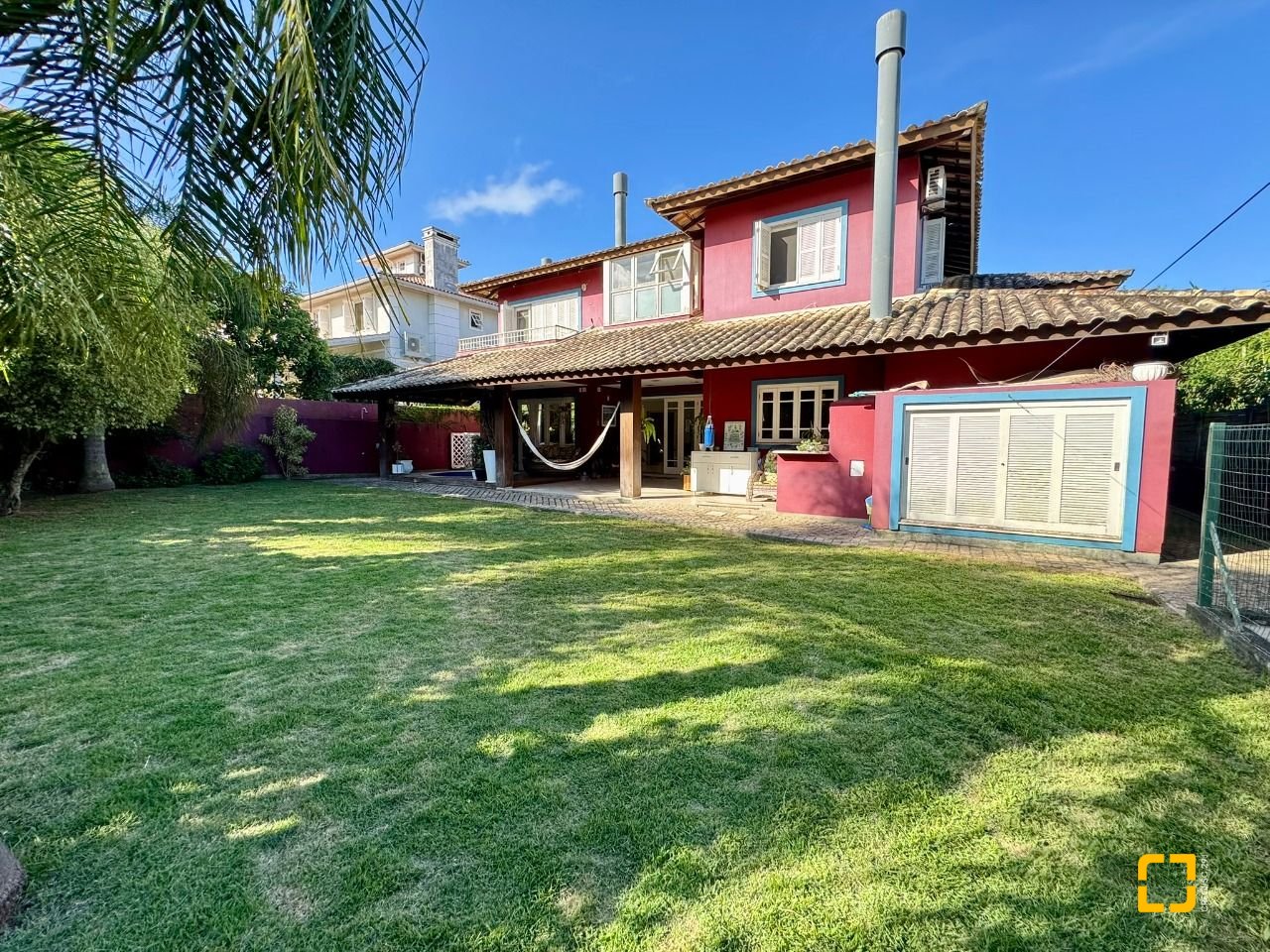 Casa com 378m², 7 quartos (sendo 3 suítes), 3 garagens, no bairro Lagoa da Conceição em Florianópolis