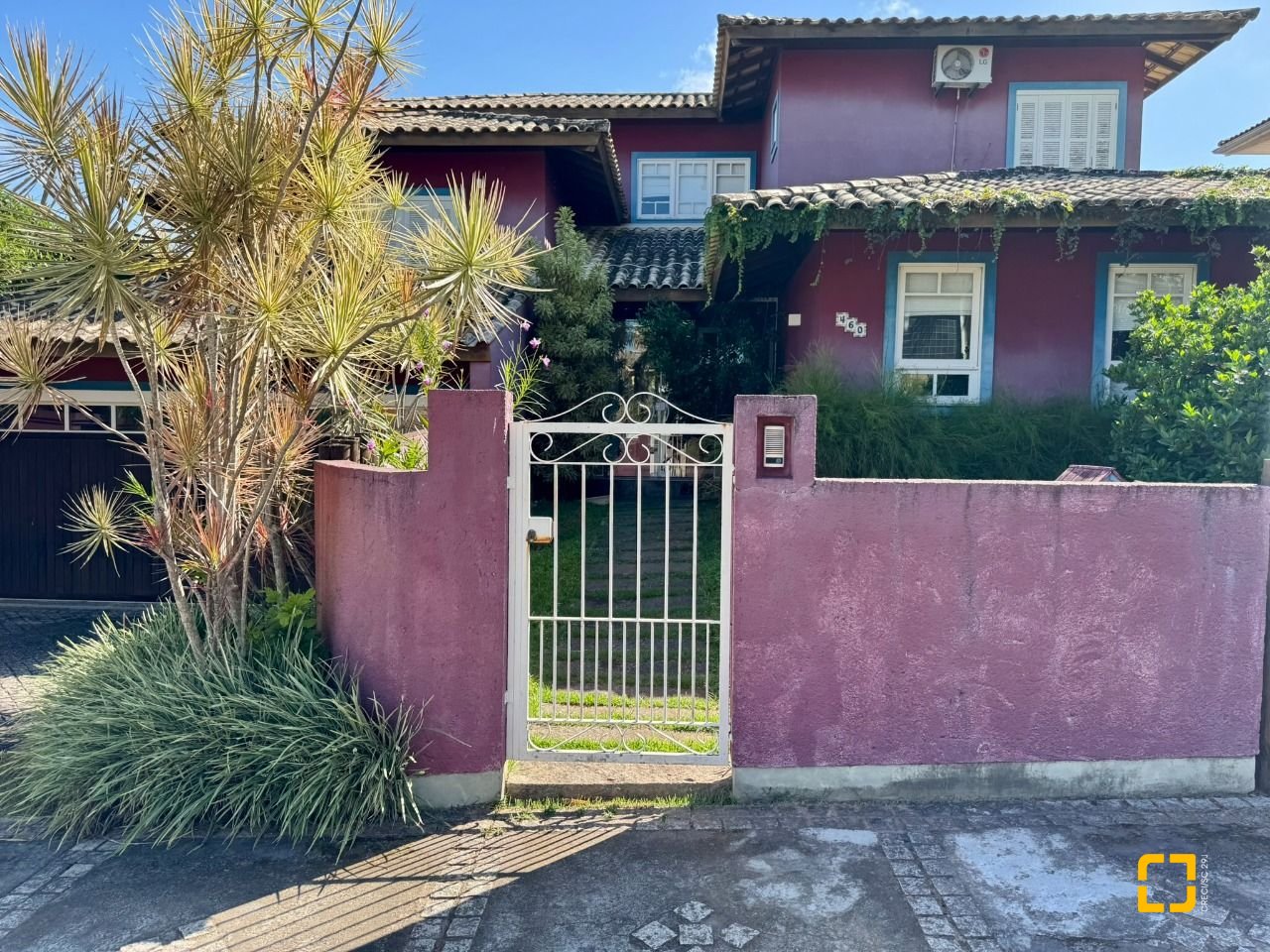 Casa com 378m², 7 quartos (sendo 3 suítes), 3 garagens, no bairro Lagoa da Conceição em Florianópolis