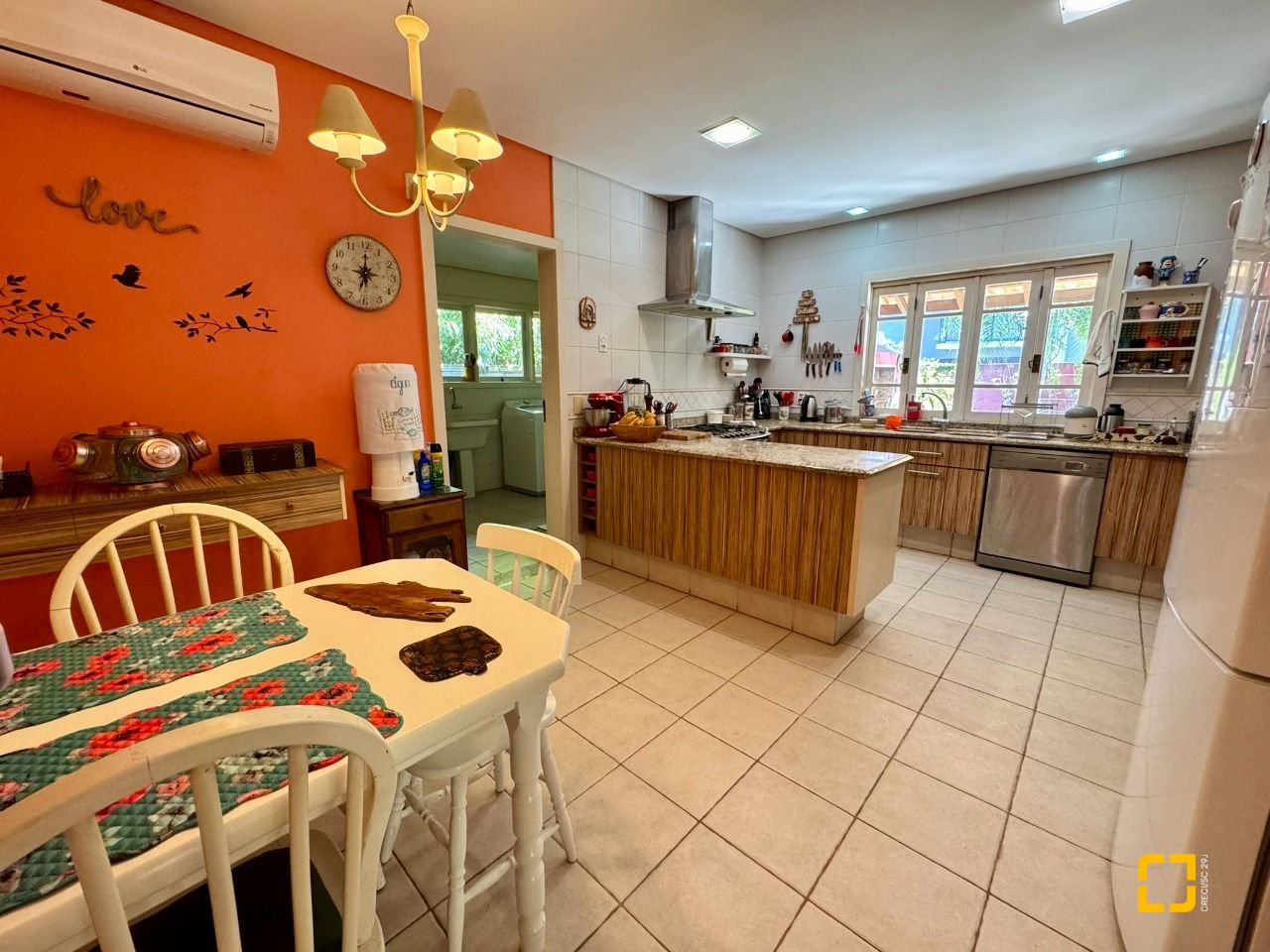 Casa com 378m², 7 quartos (sendo 3 suítes), 3 garagens, no bairro Lagoa da Conceição em Florianópolis
