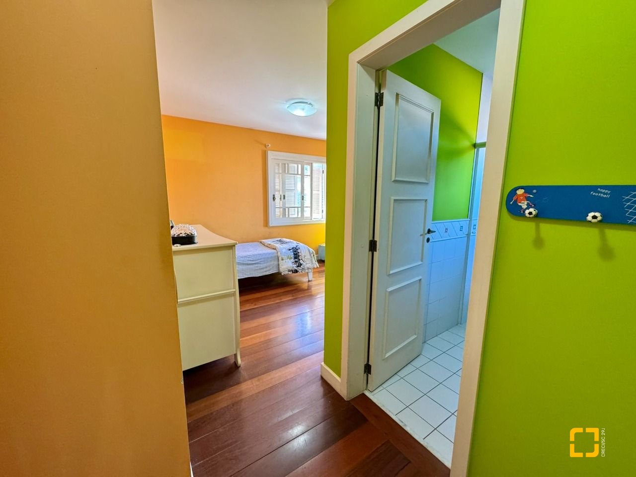 Casa com 378m², 7 quartos (sendo 3 suítes), 3 garagens, no bairro Lagoa da Conceição em Florianópolis