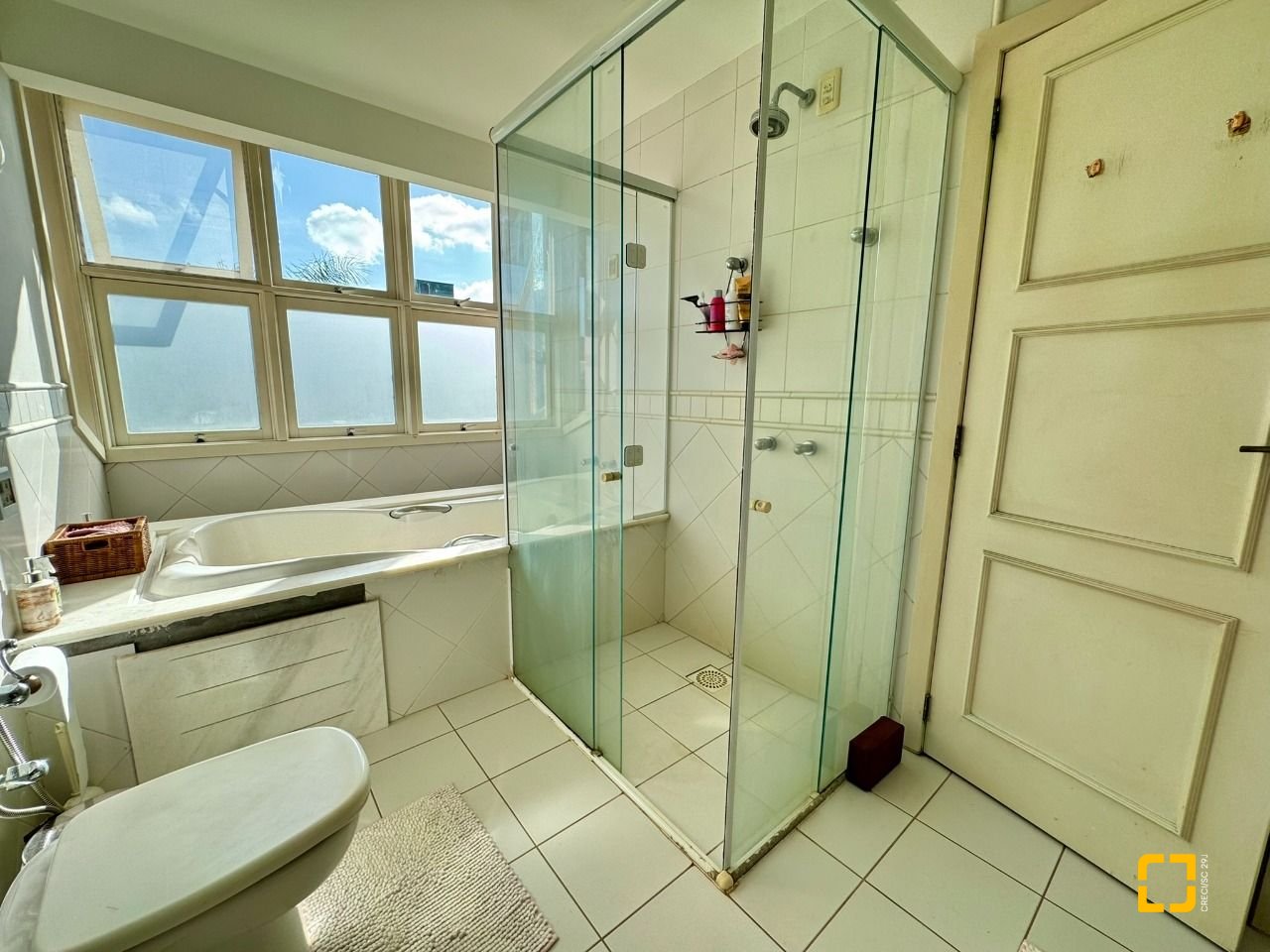 Casa com 378m², 7 quartos (sendo 3 suítes), 3 garagens, no bairro Lagoa da Conceição em Florianópolis