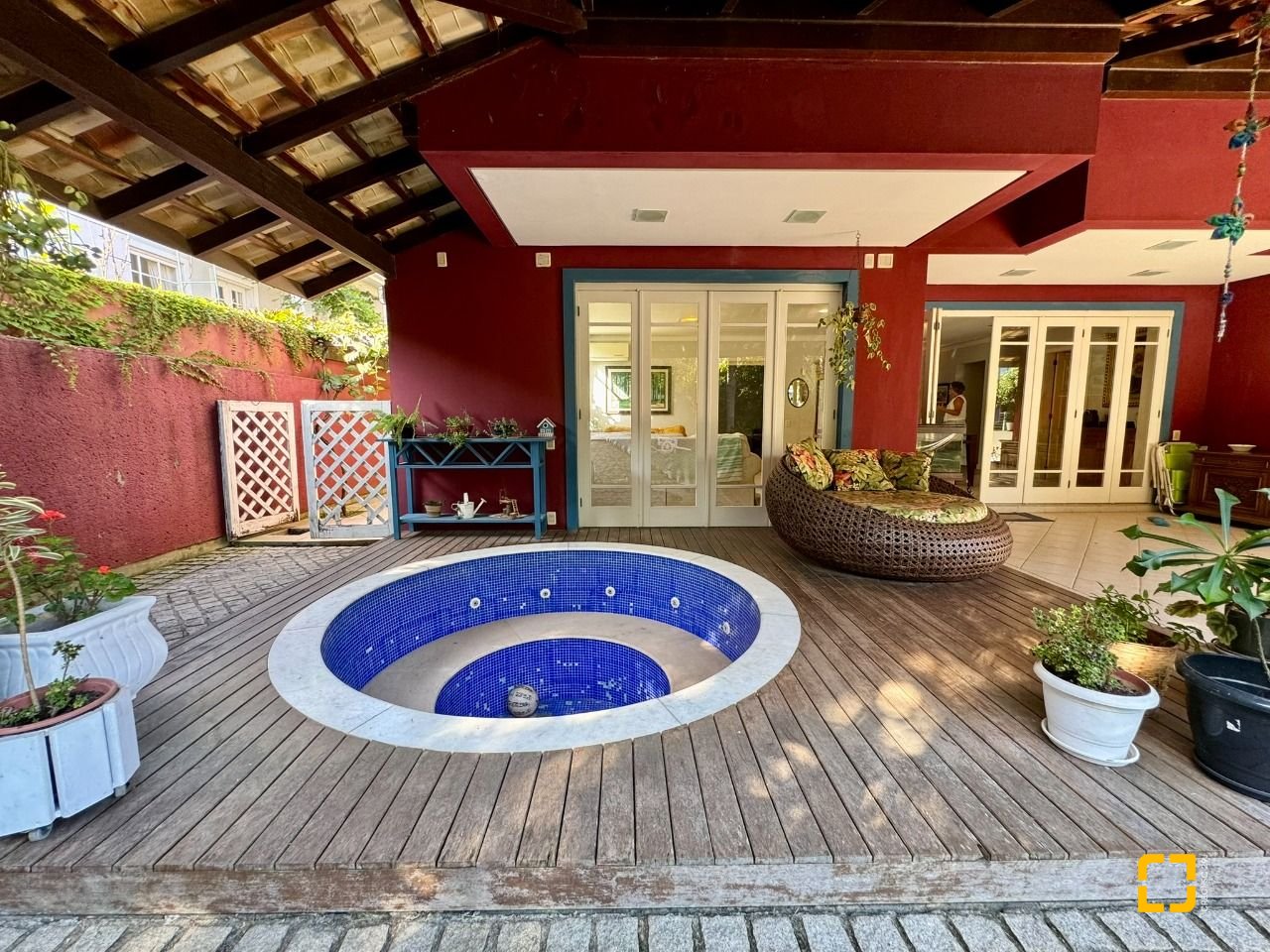 Casa com 378m², 7 quartos (sendo 3 suítes), 3 garagens, no bairro Lagoa da Conceição em Florianópolis