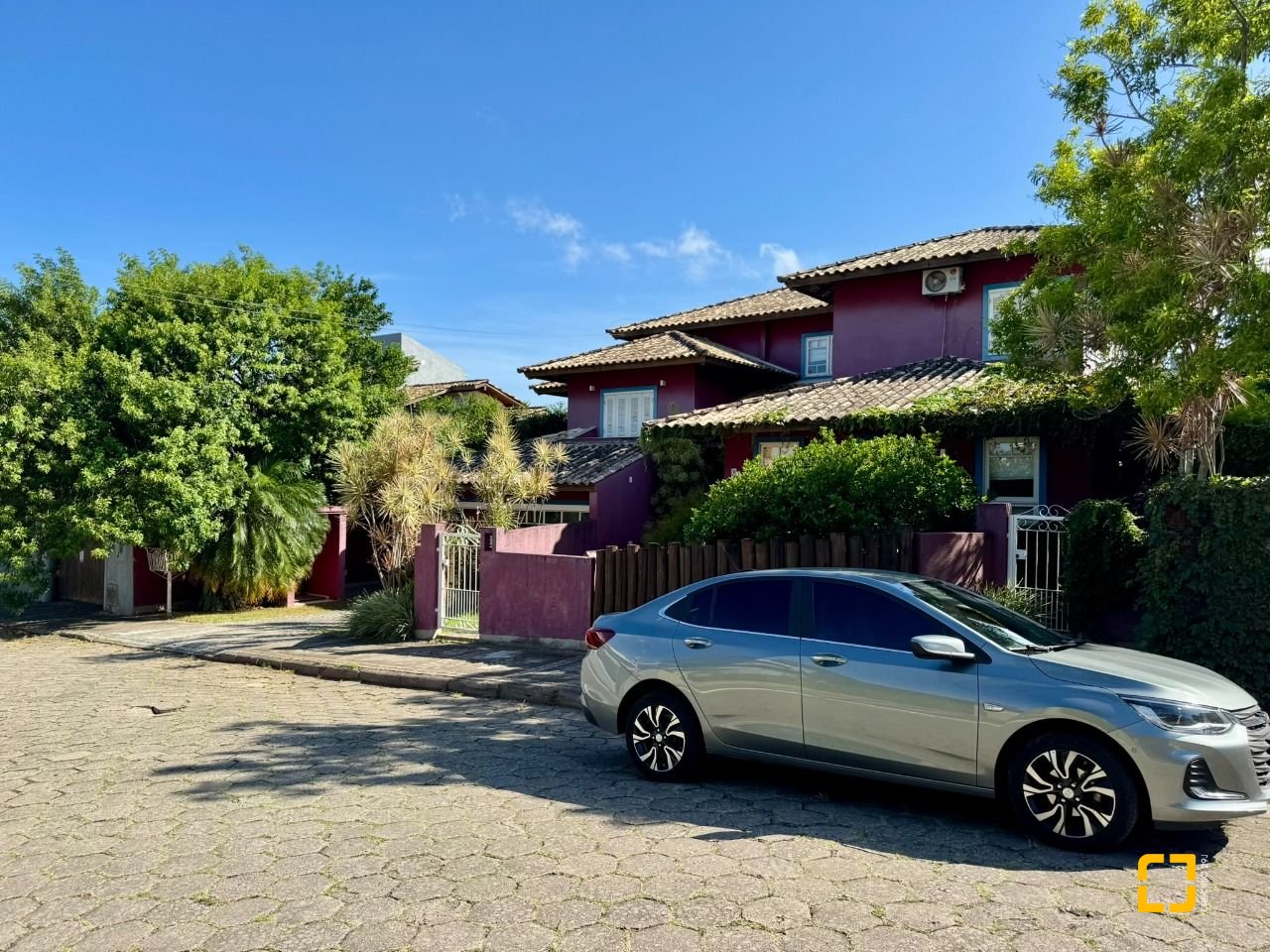 Casa com 378m², 7 quartos (sendo 3 suítes), 3 garagens, no bairro Lagoa da Conceição em Florianópolis