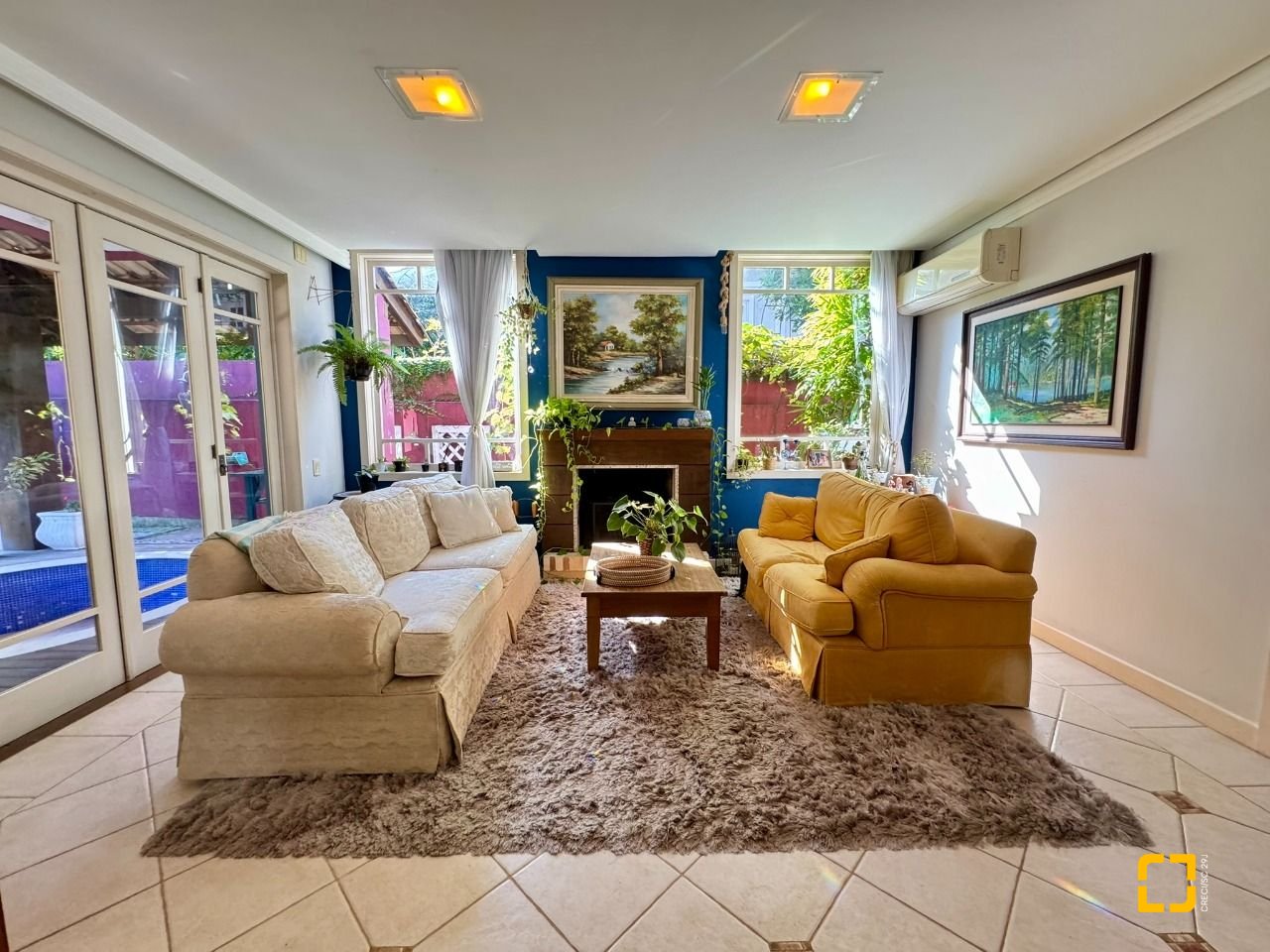 Casa com 378m², 7 quartos (sendo 3 suítes), 3 garagens, no bairro Lagoa da Conceição em Florianópolis