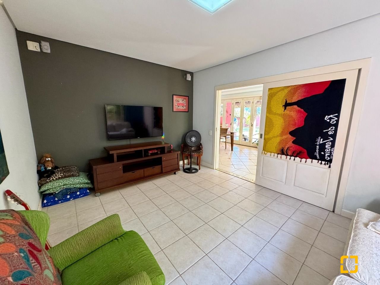 Casa com 378m², 7 quartos (sendo 3 suítes), 3 garagens, no bairro Lagoa da Conceição em Florianópolis