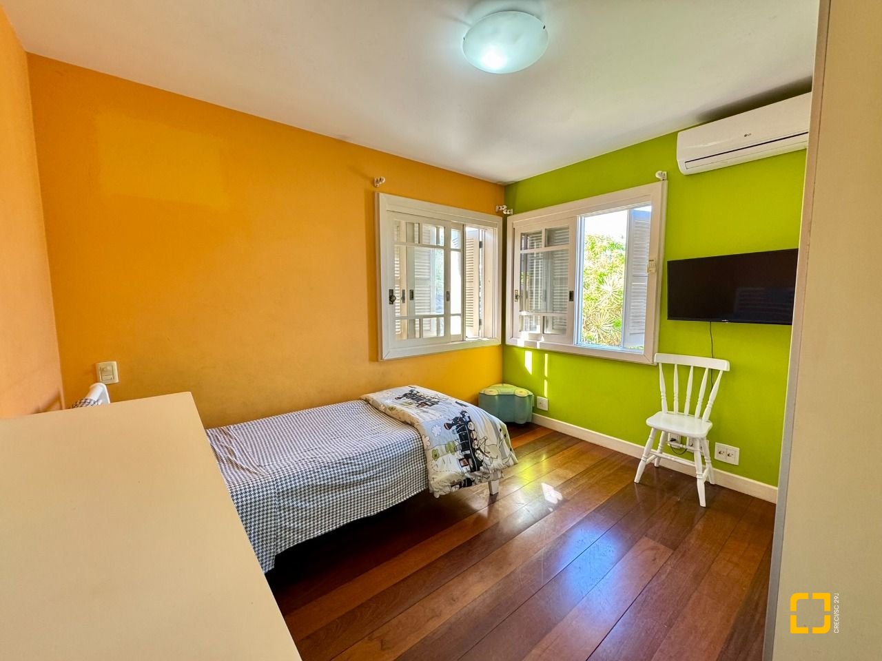 Casa com 378m², 7 quartos (sendo 3 suítes), 3 garagens, no bairro Lagoa da Conceição em Florianópolis