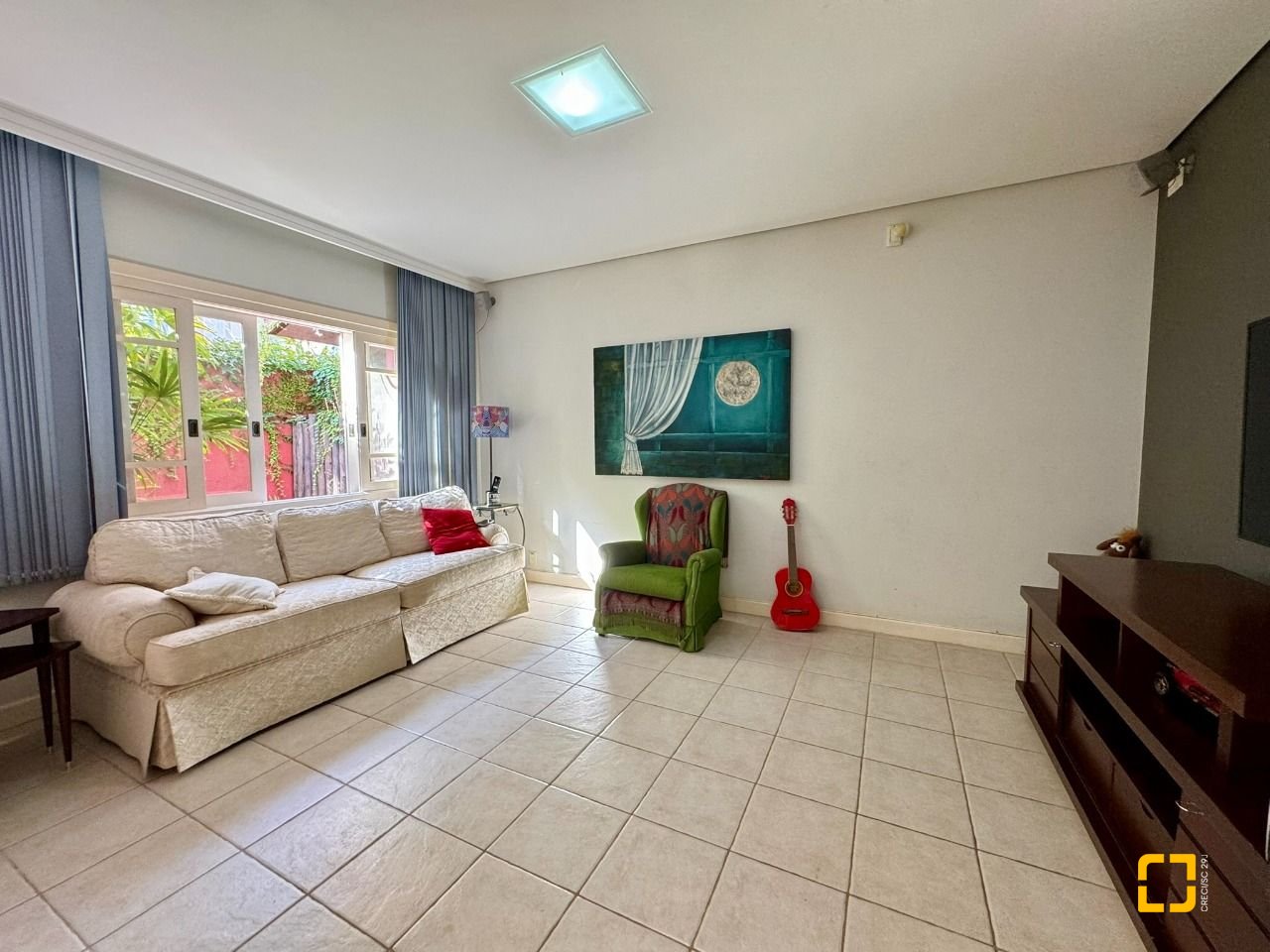 Casa com 378m², 7 quartos (sendo 3 suítes), 3 garagens, no bairro Lagoa da Conceição em Florianópolis