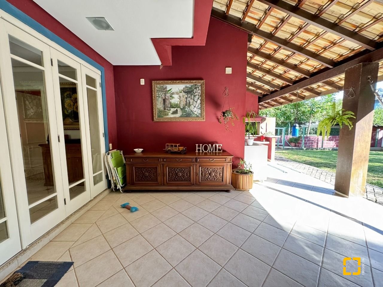Casa com 378m², 7 quartos (sendo 3 suítes), 3 garagens, no bairro Lagoa da Conceição em Florianópolis