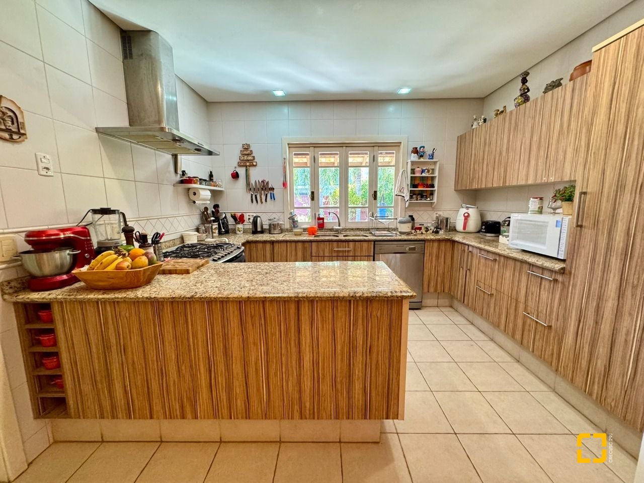 Casa com 378m², 7 quartos (sendo 3 suítes), 3 garagens, no bairro Lagoa da Conceição em Florianópolis