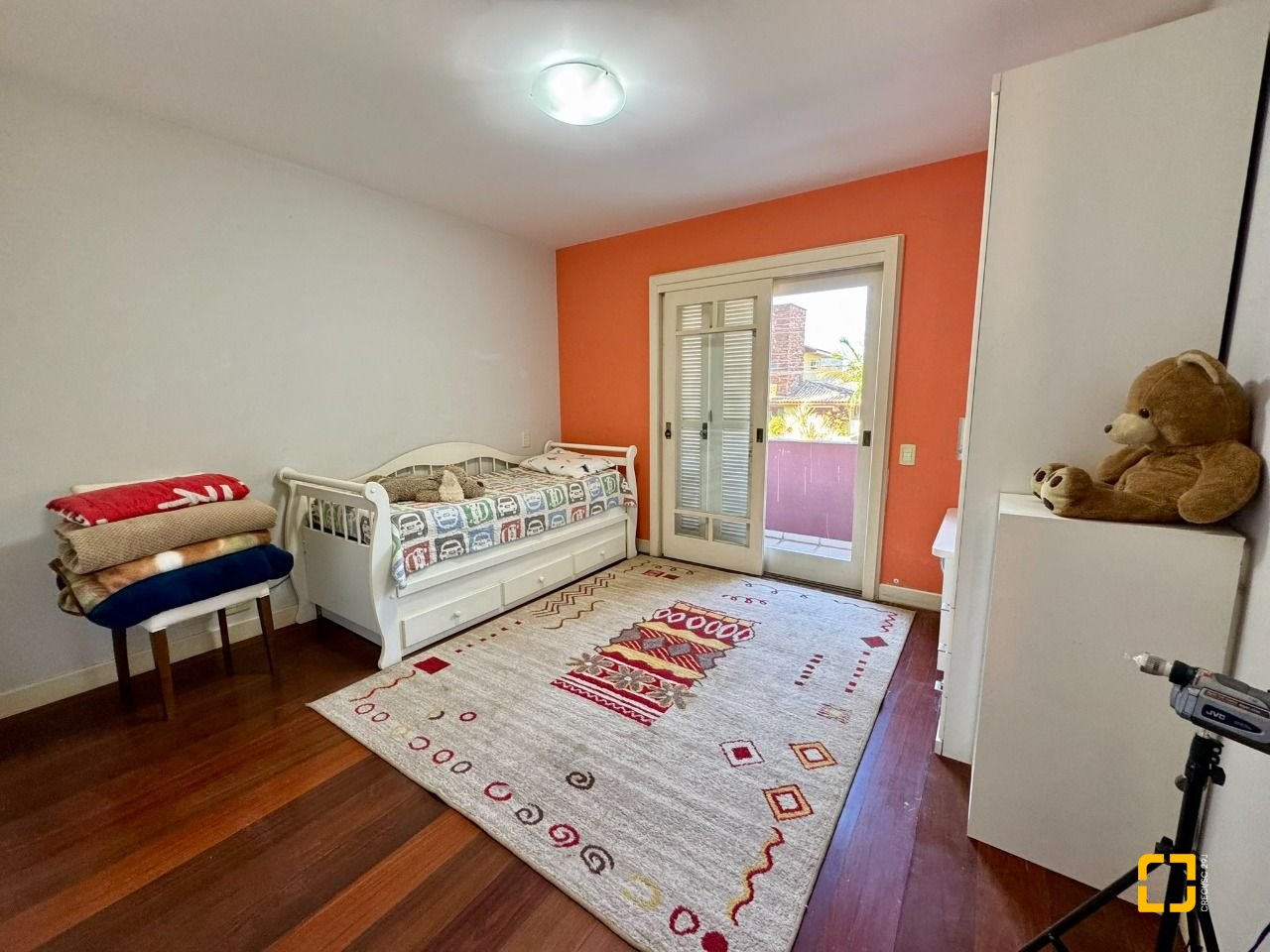Casa com 378m², 7 quartos (sendo 3 suítes), 3 garagens, no bairro Lagoa da Conceição em Florianópolis