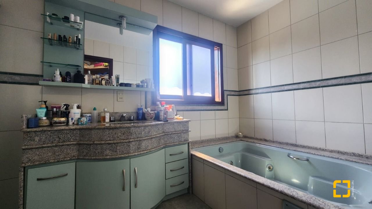 Casa com 185m², 6 quartos (sendo 2 suítes), 2 garagens, no bairro Parque São Jorge em Florianópolis