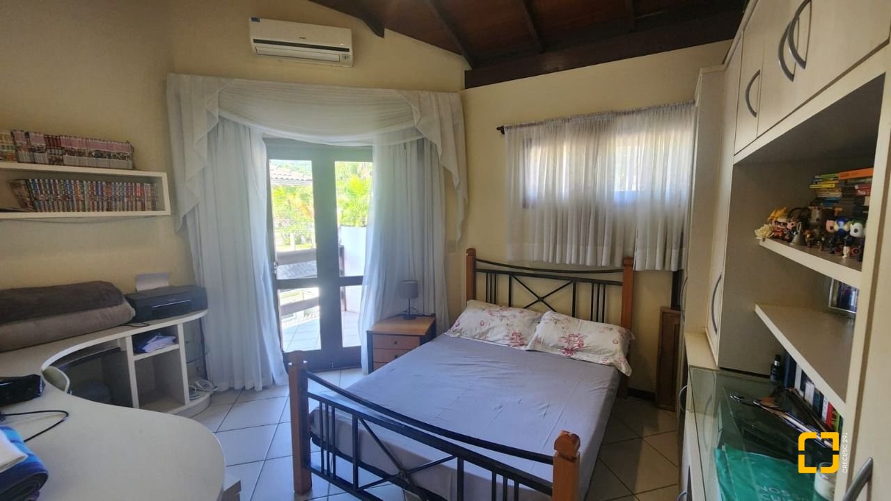 Casa com 185m², 6 quartos (sendo 2 suítes), 2 garagens, no bairro Parque São Jorge em Florianópolis