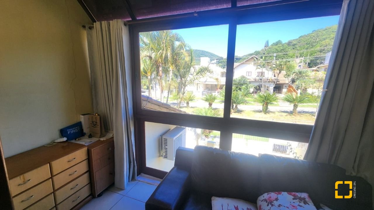 Casa com 185m², 6 quartos (sendo 2 suítes), 2 garagens, no bairro Parque São Jorge em Florianópolis