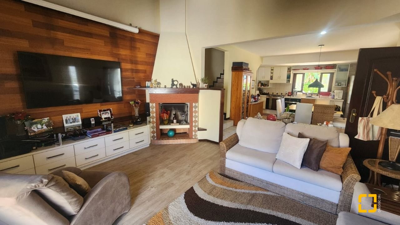 Casa com 185m², 6 quartos (sendo 2 suítes), 2 garagens, no bairro Parque São Jorge em Florianópolis