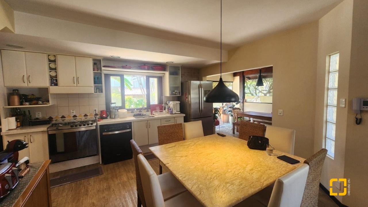 Casa com 185m², 6 quartos (sendo 2 suítes), 2 garagens, no bairro Parque São Jorge em Florianópolis