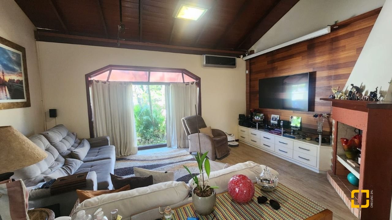 Casa com 185m², 6 quartos (sendo 2 suítes), 2 garagens, no bairro Parque São Jorge em Florianópolis
