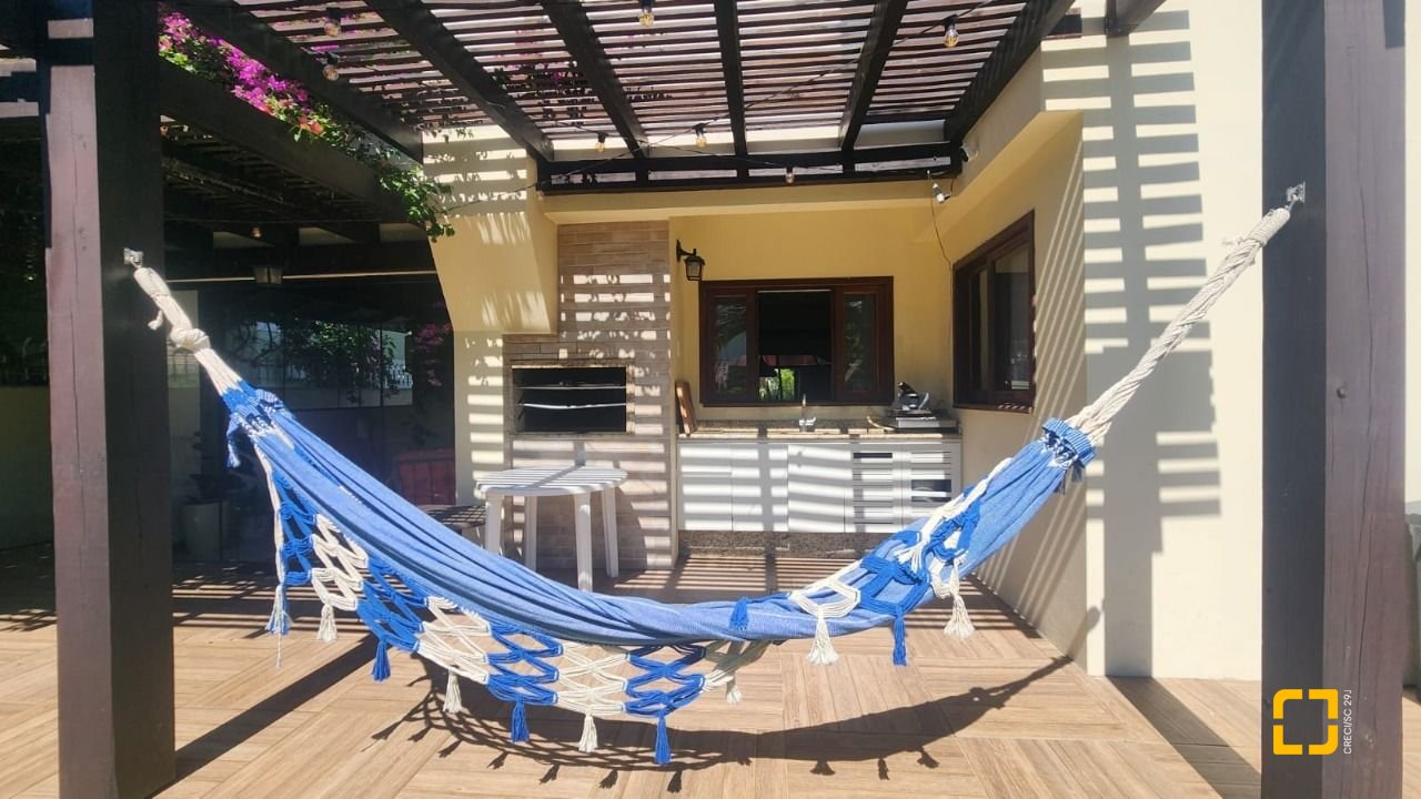 Casa com 185m², 6 quartos (sendo 2 suítes), 2 garagens, no bairro Parque São Jorge em Florianópolis