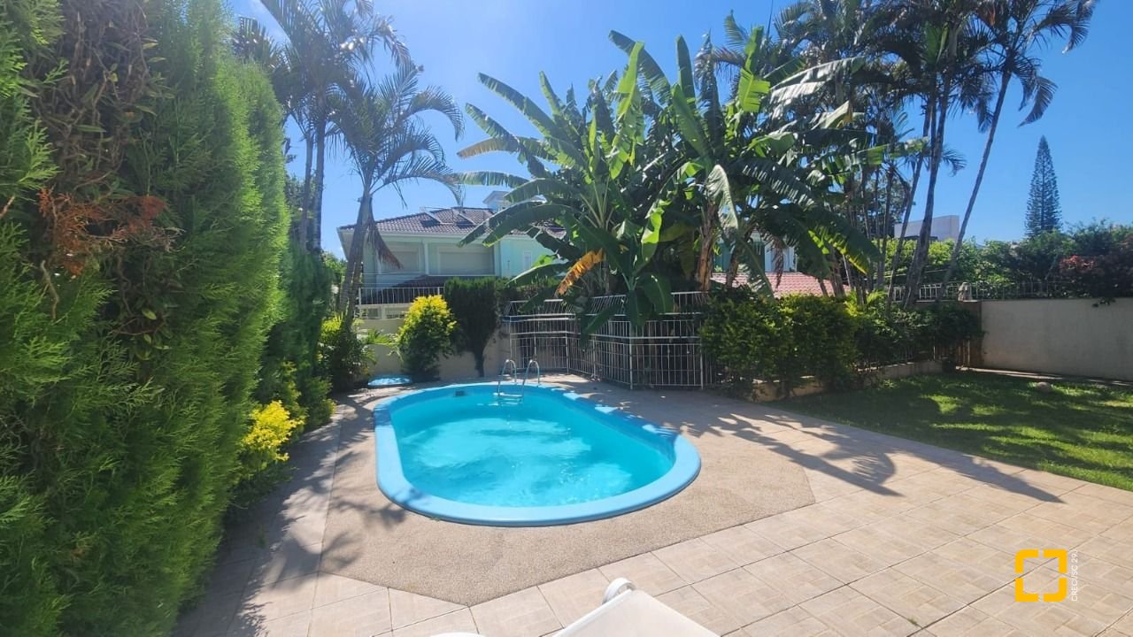Casa com 185m², 6 quartos (sendo 2 suítes), 2 garagens, no bairro Parque São Jorge em Florianópolis